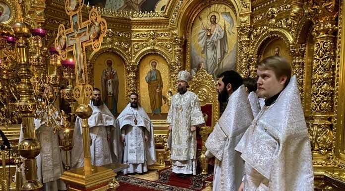 Митрополит Григорий совершил Литургию Великой Субботы