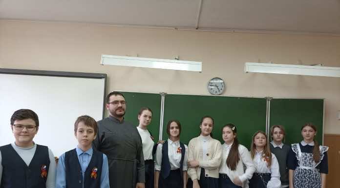 Диакон Евгений Дасов провел встречу с учениками 6 «Д» класса гимназии № 44