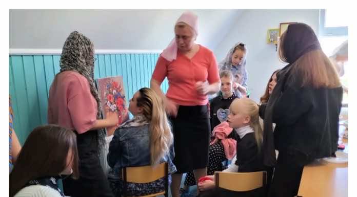 Мастер-класс по плетению кос в православном молодежном клубе храма св.блж. Матроны Московской