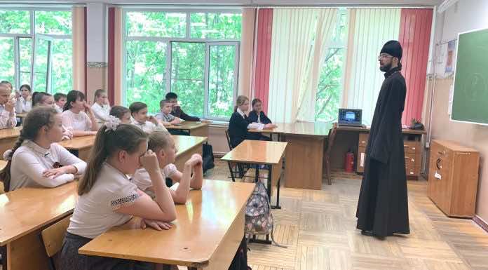 Иерей Алексий Скрынник поздравил школьников со светлым Христовым Воскресением