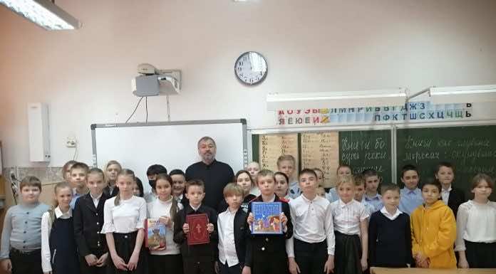 Диакон храма Вознесения Господня в посёлке Пашковском посетил школу № 60