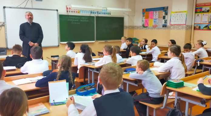 Штатный клирик храма Вознесения Господня в посёлке Пашковском в День космонавтики посетил школу N60