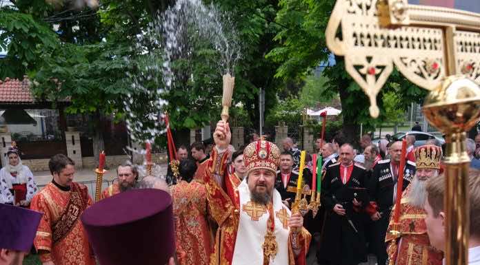 Кубанские казаки в годовщину Закона о реабилитации собрались на Архиерейскую Литургию