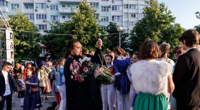На площади храма святителя Спиридона, епископа Тримифунтского состоялся праздничный концерт «Поклонимся великим тем годам…»
