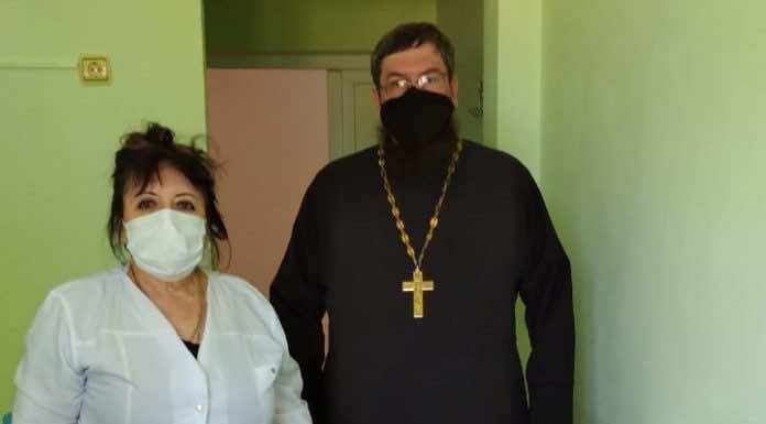 Священник навестил новорожденную, оставшуюся без попечения родителей