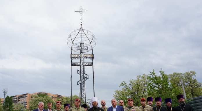 Митрополит Григорий совершил освящение поклонного креста на месте строительства нового храма