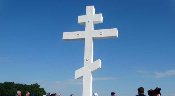 Митрополит Григорий освятил поклонный крест на въезде в Горячий Ключ