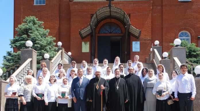 Митрополит Григорий вручил удостоверения выпускникам Церковно-певческих курсов