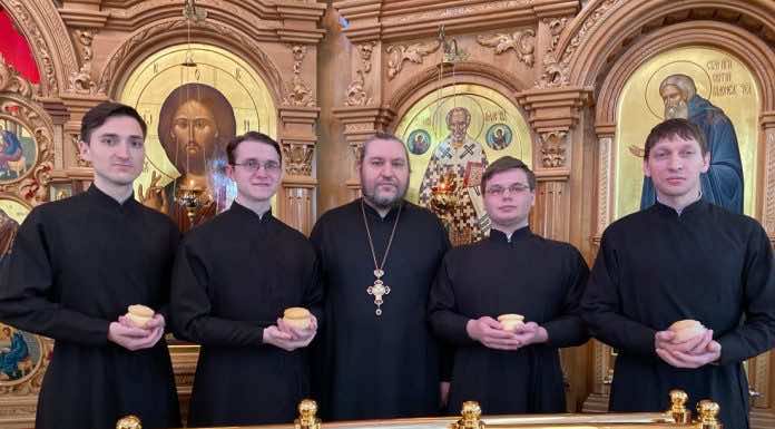 В День Победы в Казанском храме за богослужением пели студенты семинарии