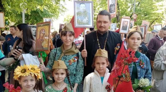 Сестры храма Вознесения Господня в Пашковском и воскресная школа приняли участие в шествии бессмертного полка