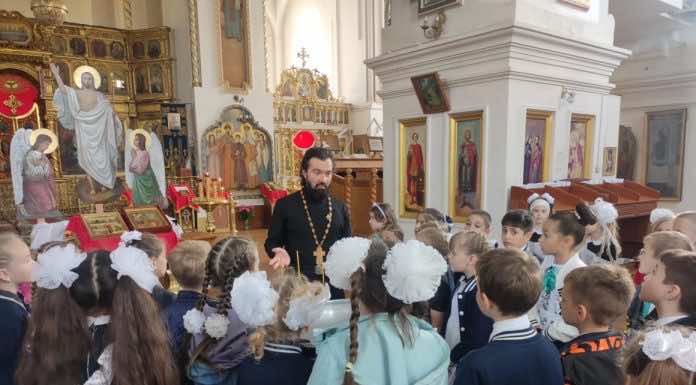 Вторые классы школы № 6 ст. Пластуновской после школьного мероприятия пришли в храм Вознесения Господня