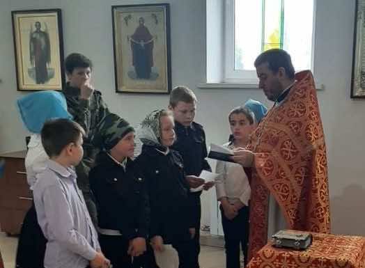 Школьники посетили богослужение в Александро-Невском храме пос. Кутаис