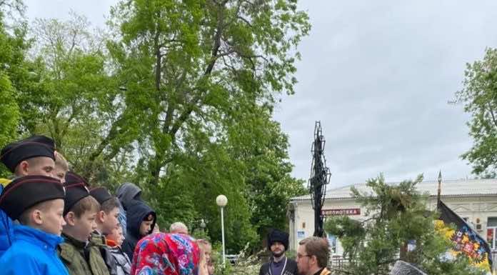 Учащиеся казачьего класса посетили памятный сквер в Пашковском микрорайоне Краснодара и принесли присягу юного казака