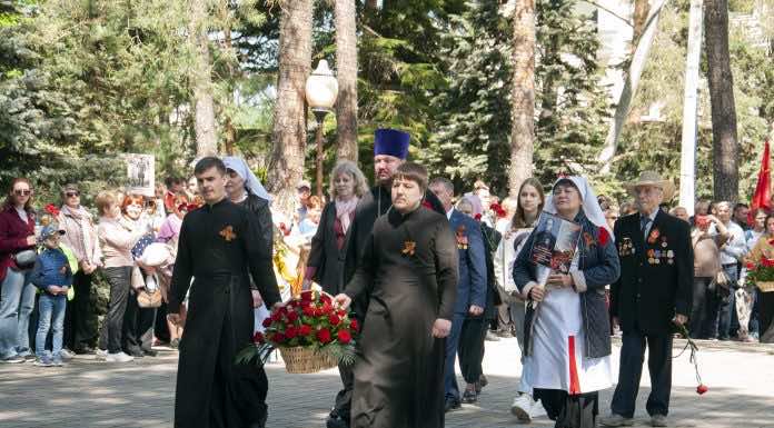 Благочинный Горячеключевского округа в День Победы возложил цветы к Вечному огню