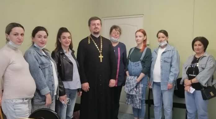 Священник посетил Городскую женскую консультацию №6