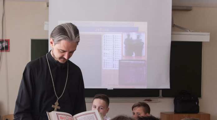 В Пасхальные дни священник посетил школу