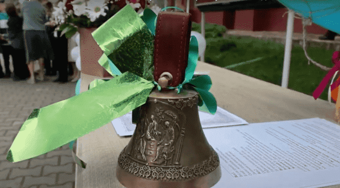 Видеосюжет: В Русской Православной школе для выпускников прозвучал последний звонок