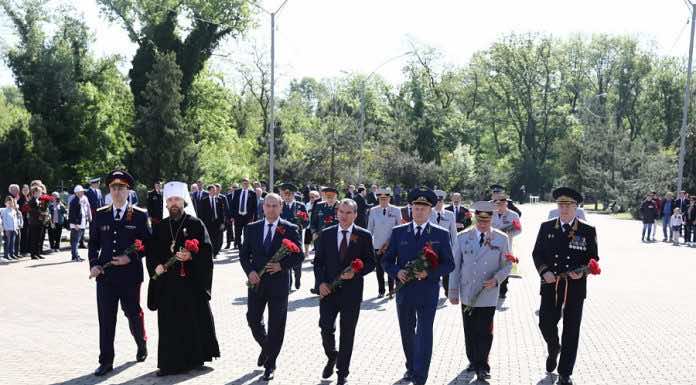 В День Победы митрополит Григорий возложил цветы к Вечному огню