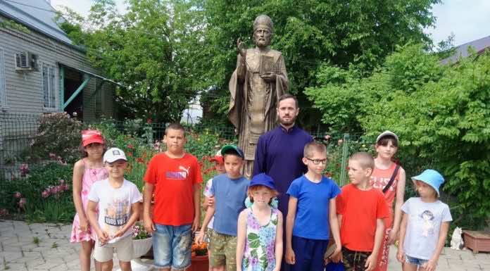 Диакон Вячеслав Журба провел для воспитанников школы-интерната экскурсию по храму