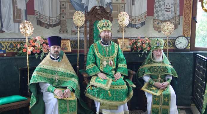 Митрополит Григорий совершил Литургию в Свято-Духовом храме в престольный праздник