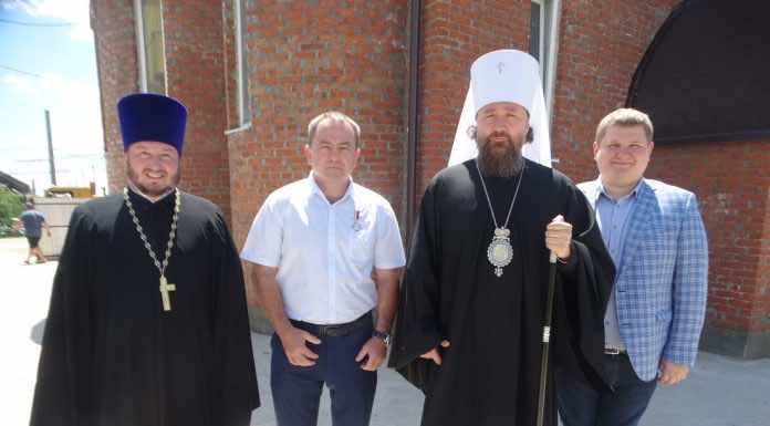 Митрополит Григорий освятил крест на купол нового Свято-Георгиевского храма