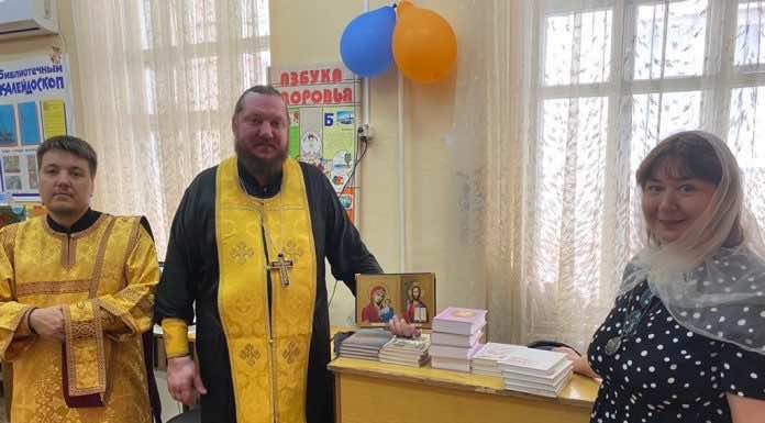Благочинный Горячеключевского церковного округа освятил библиотеку
