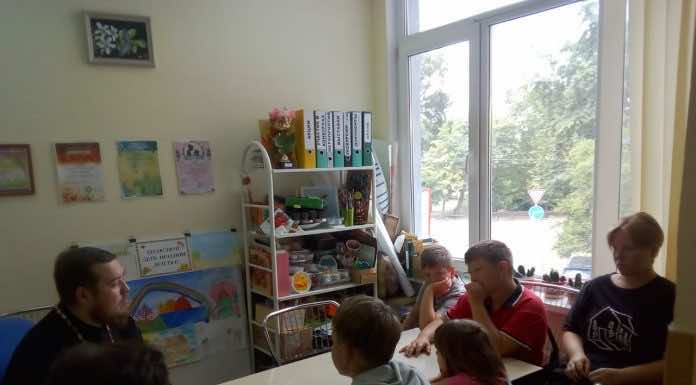 Священник провел встречу с подопечными центра социального обслуживания населения Западного округа