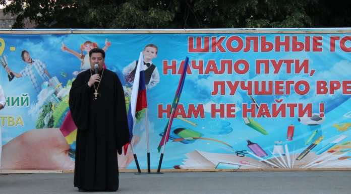 Священник посетил выпускной в школе Динского района