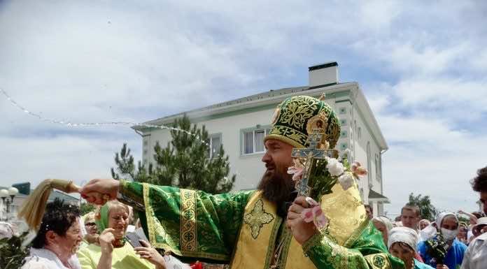 В день Святой Троицы митрополит Григорий совершил Литургию в Троицком храме станицы Динской