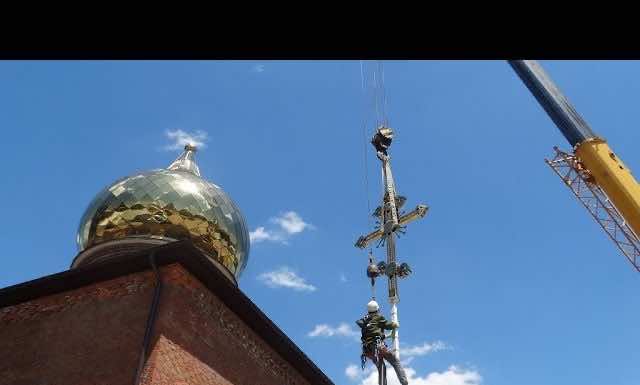 Видеосюжет: митрополит Григорий освятил крест на купол нового Свято-Георгиевского храма