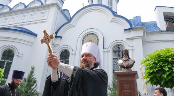 Митрополит Григорий освятил памятник святителю Луке Крымскому