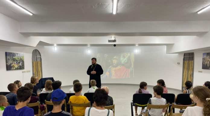 В Троицком храме Горячего Ключа состоялся кинолекторий, посвящённый Дню Крещения Руси