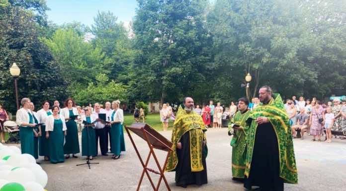 В Горячем Ключе в городском парке совершили молебен святым благоверным Петру и Февронии