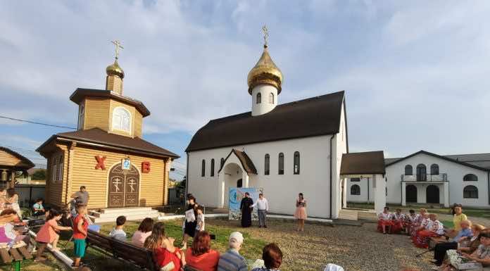 В Никольском храме на Садах прошёл праздник, посвящённый Дню семьи, любви и верности