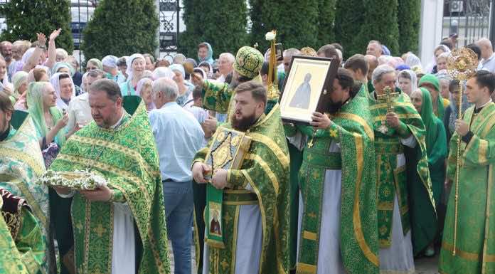 Видеосюжет: Архиерейская литургия в престольный праздник Свято-Сергиевского храма города Краснодара