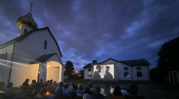 На территории Никольского храма на Садах прошёл показ фильма «Человек Божий»