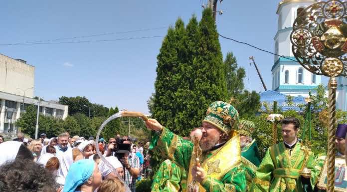 В День семьи, любви и верности митрополит Григорий совершил Литургию в Свято-Покровском храме