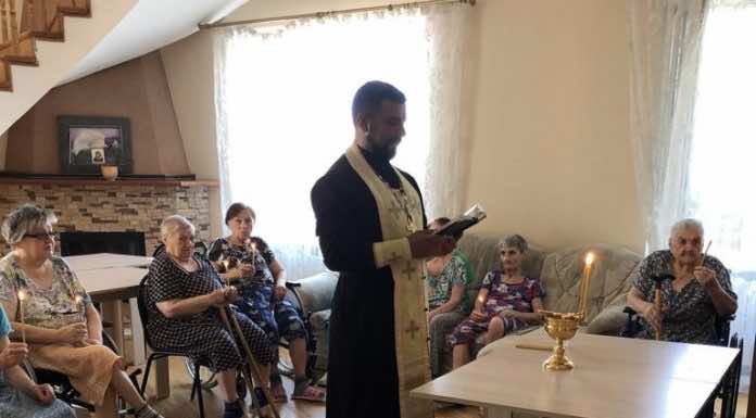 Священник посетил пансионат для пожилых людей