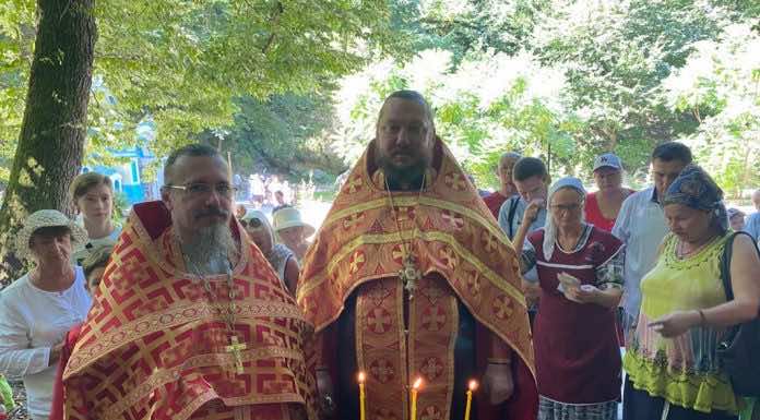 В Горячем Ключе состоялся водосвятный молебен у источника великомученика и целителя Пантелеимона