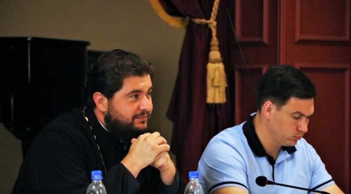 Протоиерей Димитрий Руднев принял участие в семинаре, посвященном молодежному служению в Крымской митрополии