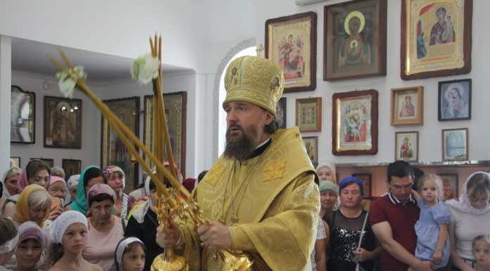 Митрополит Григорий совершил воскресную литургию в храме поселка Белозёрный