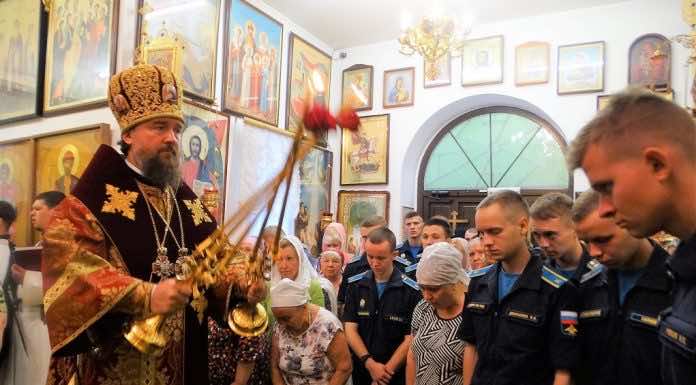 Митрополит Григорий совершил Литургию в храме Иоанна Воина на территории Краснодарского лётного училища