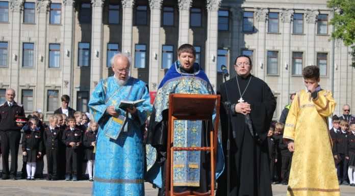 Иерей Николай Симора совершил молебен на торжественной городской церемонии посвящения в казачата
