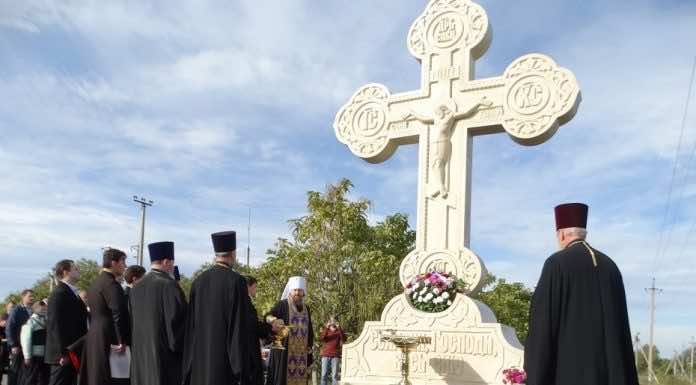 В праздник Крестовоздвижения митрополит Григорий освятил поклонный крест на въезде в станицу Марьянскую