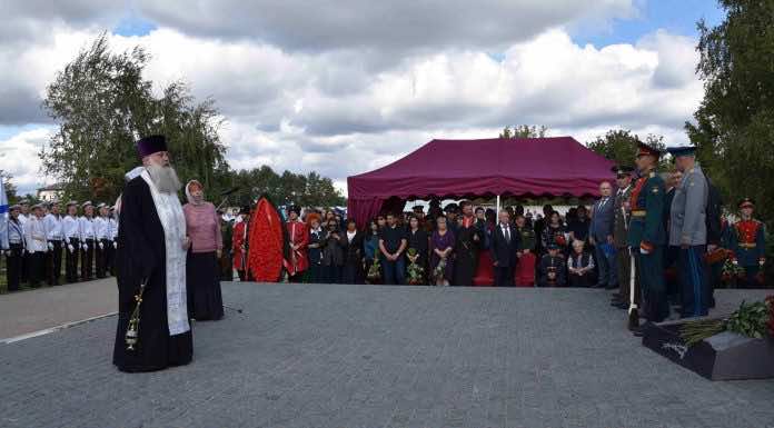 Священник принял участие в Трошевских поминовениях и открытии памятника