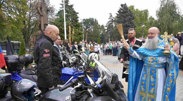 От войскового Александро-Невского собора стартовал мотопробег, посвященный празднику Рождества Пресвятой Богородицы