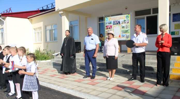 В ст. Бакинской священник принял участие в линейке, посвященной 85-летию со дня образования Краснодарского края