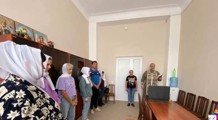 Священник совершил молебен в отремонтированном Доме культуры станицы Северской