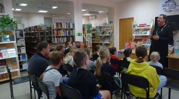 Священник встретился с юными читателями библиотеки имени Герцена