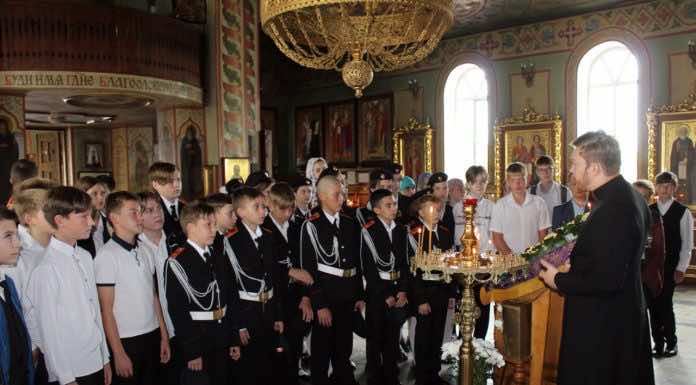 В праздник Крестовоздвижения Троицкий храм в станице Динской посетили школьники